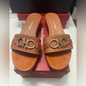 Salvatore Ferragamo Brown clogs (used)
Slip-on calfskin flat sandals in brown